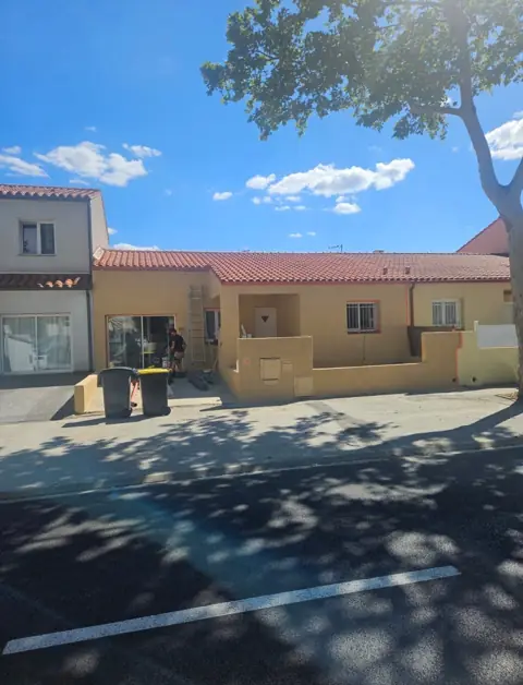 Après : maison avec garage, façade et muret par ASJ Toiture